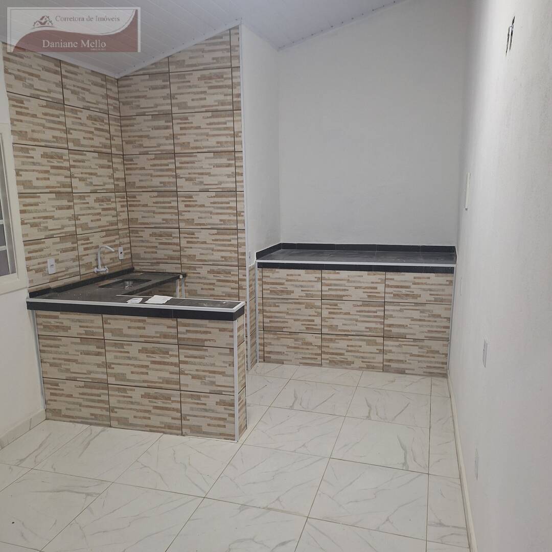 Casa para alugar com 2 quartos, 40m² - Foto 2