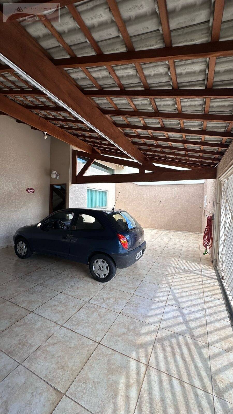 Casa à venda com 3 quartos, 230m² - Foto 1